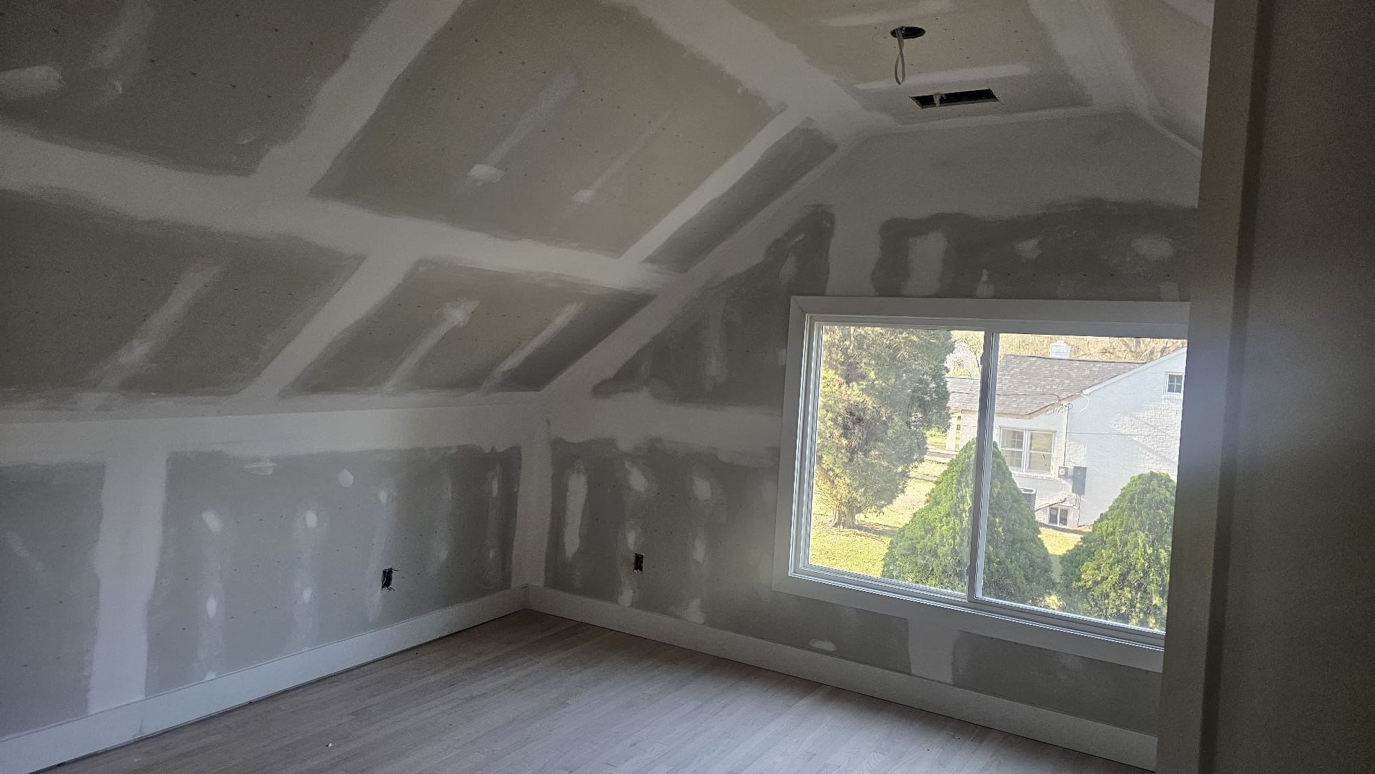 Antes - Attic Renovation